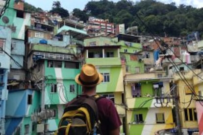 Un turista en la Praça Cantao, en la favela Santa Marta de Río de Janeiro.