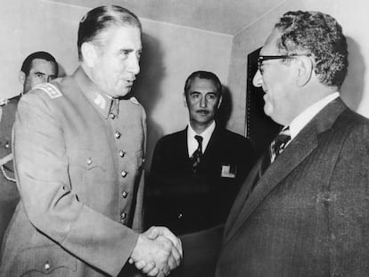 Augusto Pinochet estrecha la mano de Henry Kissinger, durante un encuentro en Santiago (Chile), el 8 de junio de 1976.