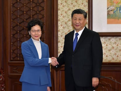 El presidente chino, Xi Jinping, saluda a la líder de Hong Kong, Carrie Lam, hoy en Pekín.