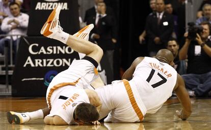 Goran Dragic y P.J. Tucker caen al suelo durante el partido ante los Utah Jazz