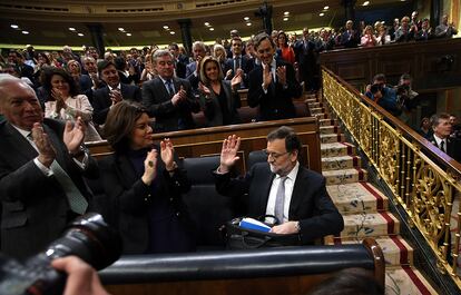 El presidente del Gobierno en funciones, Mariano Rajoy (c), recibe los aplausos de los diputados de su grupo a su llegada al Congreso de los Diputados.