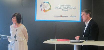 El director de Paz y Convivencia del Gobierno vasco, Jonan Fernández, y la directora de EiTB, Maite Iturbe, en la firma del plan.