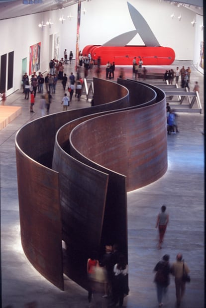<i>Serpiente,</i> escultura de Richard Serra, en el Museo Guggenheim de Bilbao, en 1998.