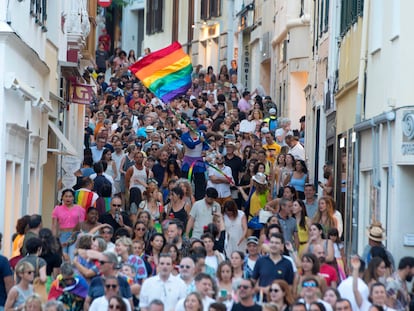 Una muchedumbre participaba el día 1 en la manifestación del Día del Orgullo LGTBI en Mahón (Menorca) bajo el lema "Nuestros derechos no son modas".