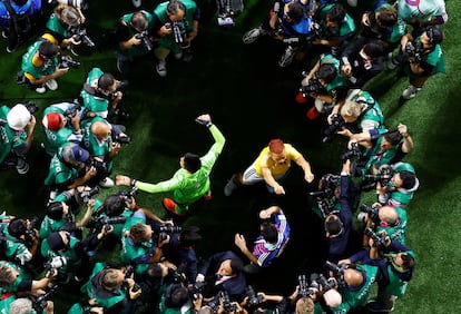 Maya Yoshida y Yuto Nagatomo celebran, rodeados de fotógrafos, el pase a los octavos de final del Mundial de Qatar.