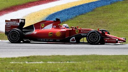 Sebastian Vettel, liderando la prueba en Sepang