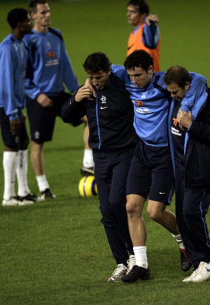 Van Bommel abandona el entrenamiento lesionado.