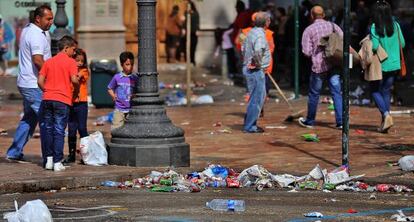 La plaza del Ayuntamiento de Valencia, sembrada de basura, tras una 'mascletà' estas fiestas.