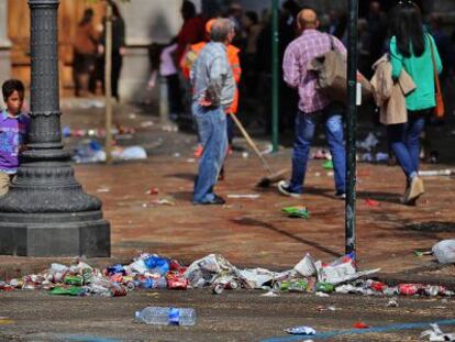 La plaza del Ayuntamiento de Valencia, sembrada de basura, tras una &#039;masclet&agrave;&#039; estas fiestas. 
