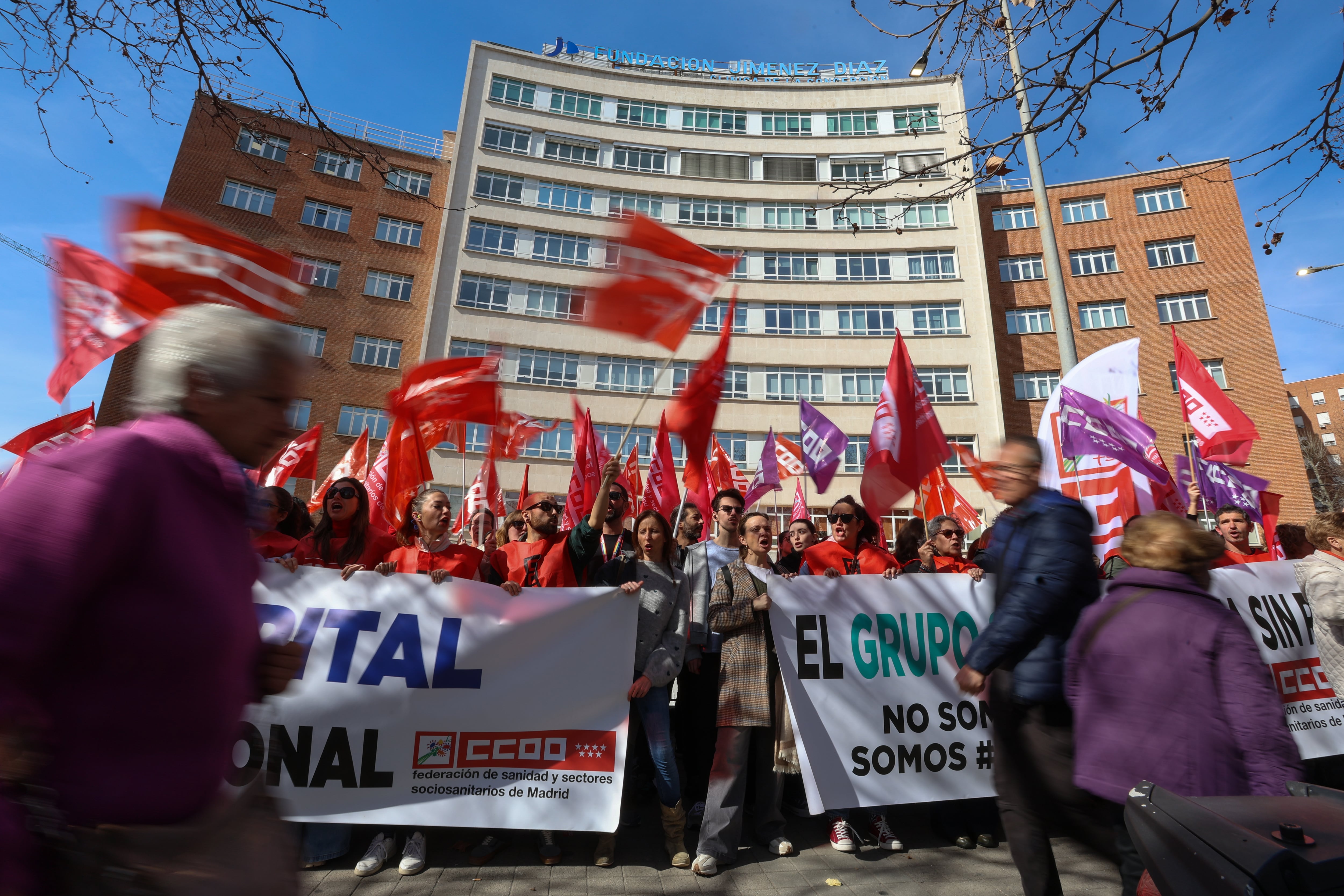Manifestación frente al Hospital Universitario Fundación Jiménez Díaz de Madrid, este martes.