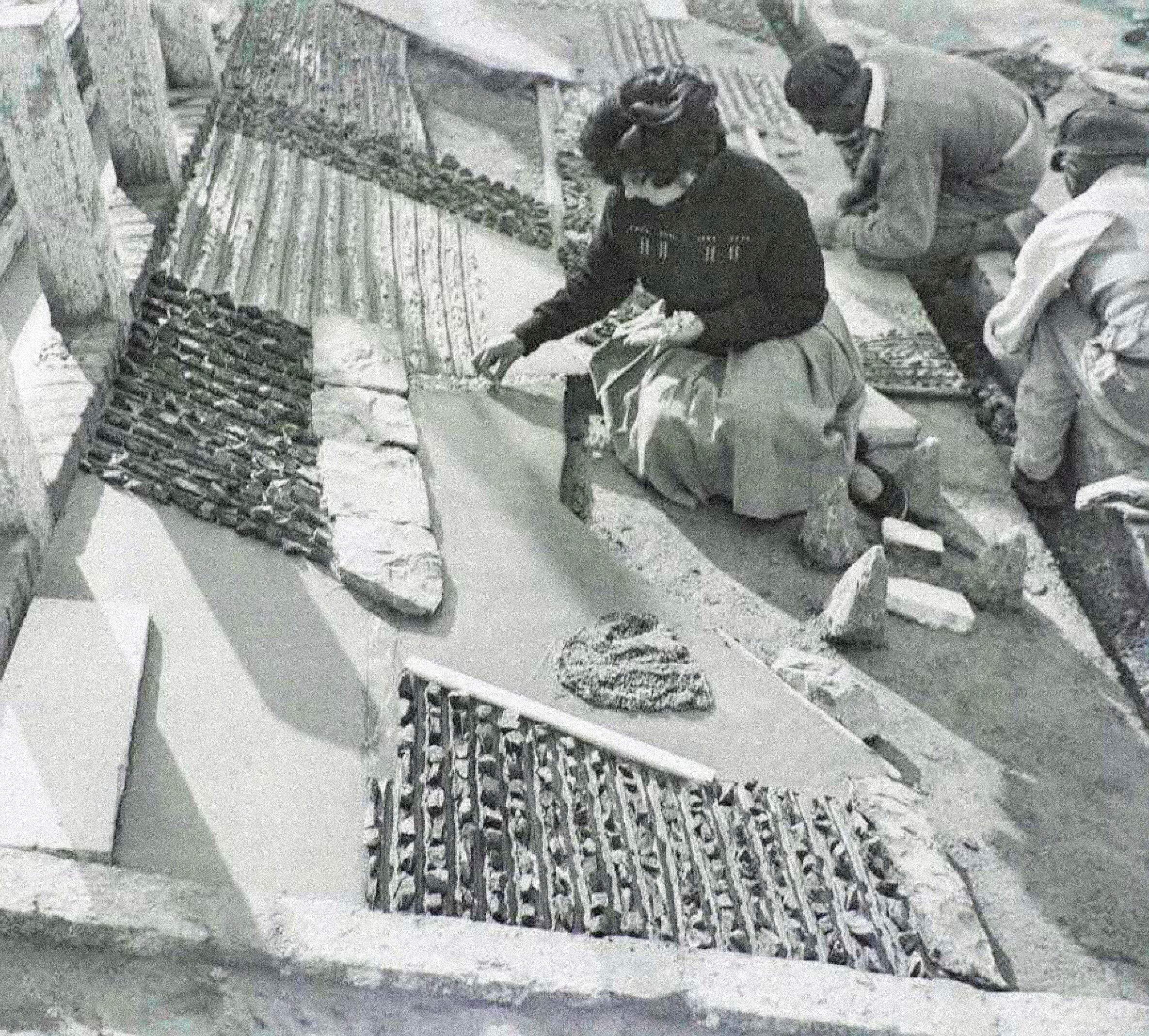 Juana Francés trabajando en el azud de San Isidro, Alicante. Autor y fecha desconocidos.