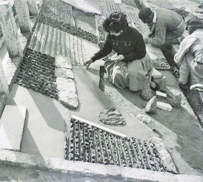 Juana Francés trabajando en el azud de San Isidro, Alicante. Autor y fecha desconocidos.

