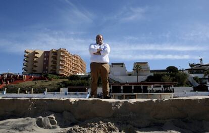 Félix Ojeda posa delante de su chiringuito en la playa de Matalascañas.