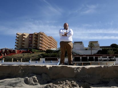 Félix Ojeda posa delante de su chiringuito en la playa de Matalascañas.