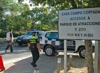 Cartel que anuncia el cierre al tráfico de la Casa de Campo.