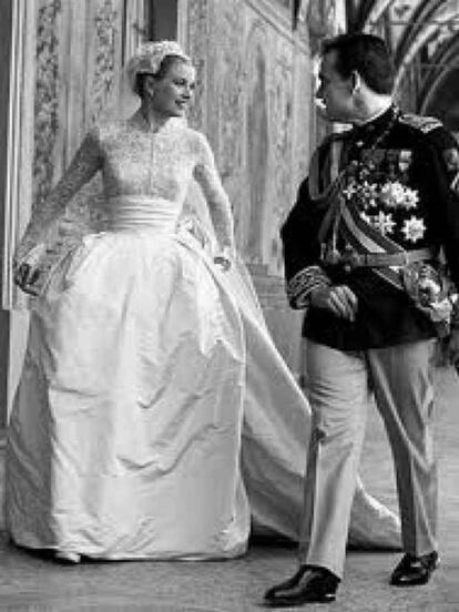 Grace Kelly y Rainiero de M&oacute;naco tras su boda el 19 de abril de 1956.