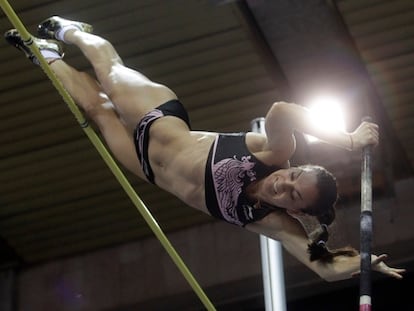 Isinbayeva durante los certamen atlético en pista cubierta Invierno Ruso.