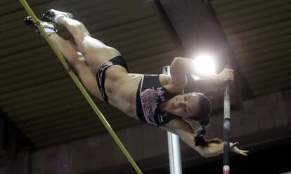 Isinbayeva durante los certamen atlético en pista cubierta Invierno Ruso.