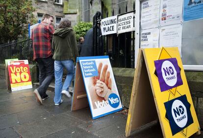 Carteles a favor y en contra de la independencia en Edimburgo.