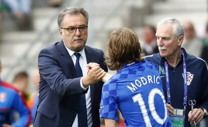 Modric saluda al seleccionador Cacic tras su cambio.