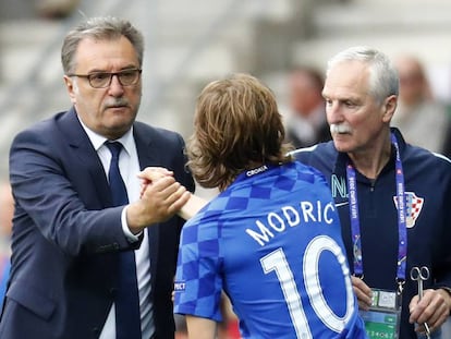 Modric saluda al seleccionador Cacic tras su cambio.