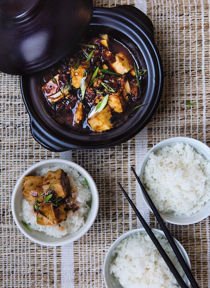 Mapo tofu, receta vegetariana proveniente de Sichuan, que se suele acompañar de arroz hervido para rebajar su potente sabor picante. La receta puede encontrarse en 'China. Gastronomía', de Kei Lum Chan y Diora Fong Chan (Phaidon).