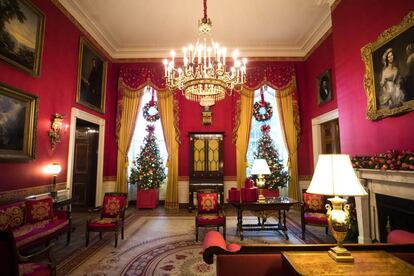 El salón rojo de la Casa Blanca, listo para la Navidad.