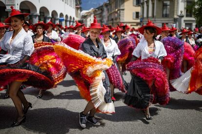 Un grupo de mujeres participa en el desfile de "Fete des Vignerons" (festival de los viticultores en francés), en la apertura oficial antes de la primera representación y ceremonia de coronación en Vevey (Suiza). Organizado en por la Fraternidad de los viticultores desde 1979, el evento celebrará la vinificación del 18 de julio al 11 de agosto de este año.