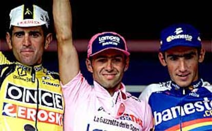 Simoni, en el centro, junto a Olano (a su derecha) y Unai Osa, en el podio final del Giro.