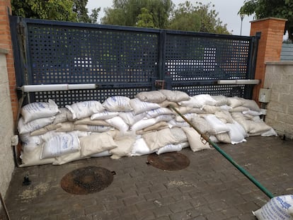 Sacos de arena en una vivienda de Campanillas para evitar nuevas inundaciones.