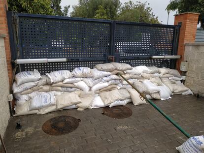 Sacos de arena en una vivienda de Campanillas para evitar nuevas inundaciones.