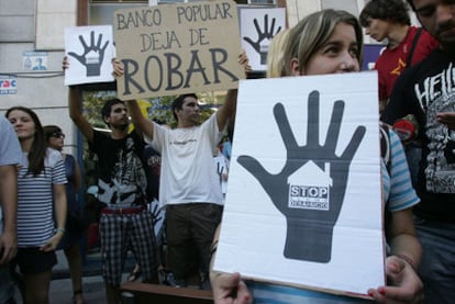 El movimiento de los indignados impide en junio el desahucio de una familia en Elche (Alicante).