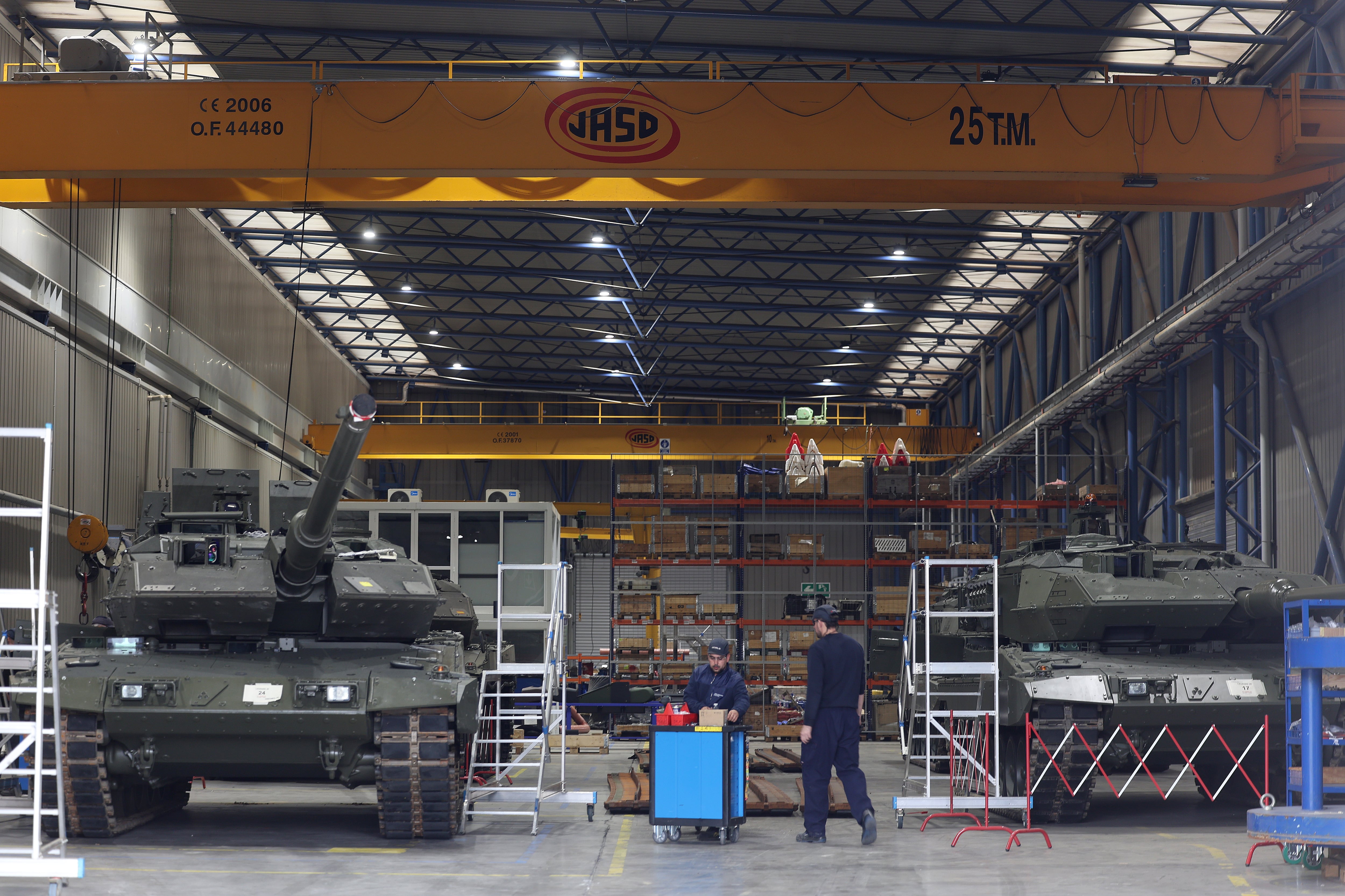 Dos operarios, este martes en la planta sevillana de Santa Bárbara Sistemas. 