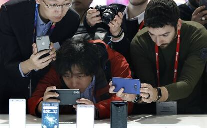 Asistentes al MWC fotografían las novedades de la compañía japonesa Sony Mobile.