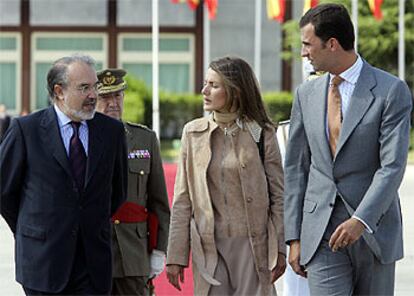 El ministro de Economía y Hacienda, Pedro Solbes, despidió a los Príncipes en el aeropuerto de Barajas.
/ ULI MARTÍN