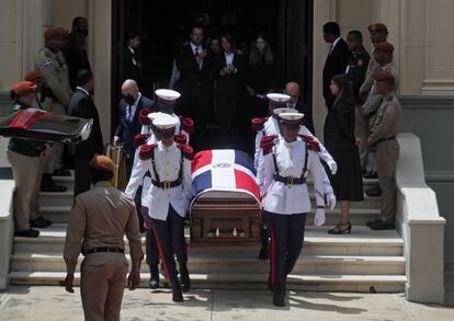 El féretro del ministro Orlando Jorge Mera es trasladada fuera de la capilla del Palacio Nacional de Santo Domingo tras una misa en su honor este martes.