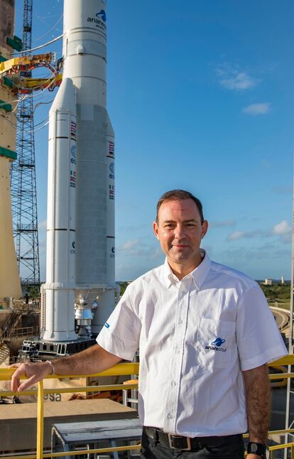 El consejero delegado del grupo Ariane, André-Hubert Roussel, antes del lanzamiento de un cohete Ariane 5 desde el puerto espacial de Kourou en Guayana Francesa.