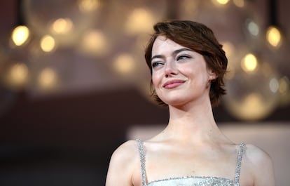 La actriz estadounidense Emma Stone llega al estreno de ‘Bugonia’ durante la 82ª edición del Festival Internacional de Cine de Venecia, el 28 de agosto de 2025.