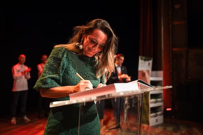 Begoña Rodrigo en la gala previa a la entrega de premios We're Smart firmando un ejemplar de 'Radilicious'.