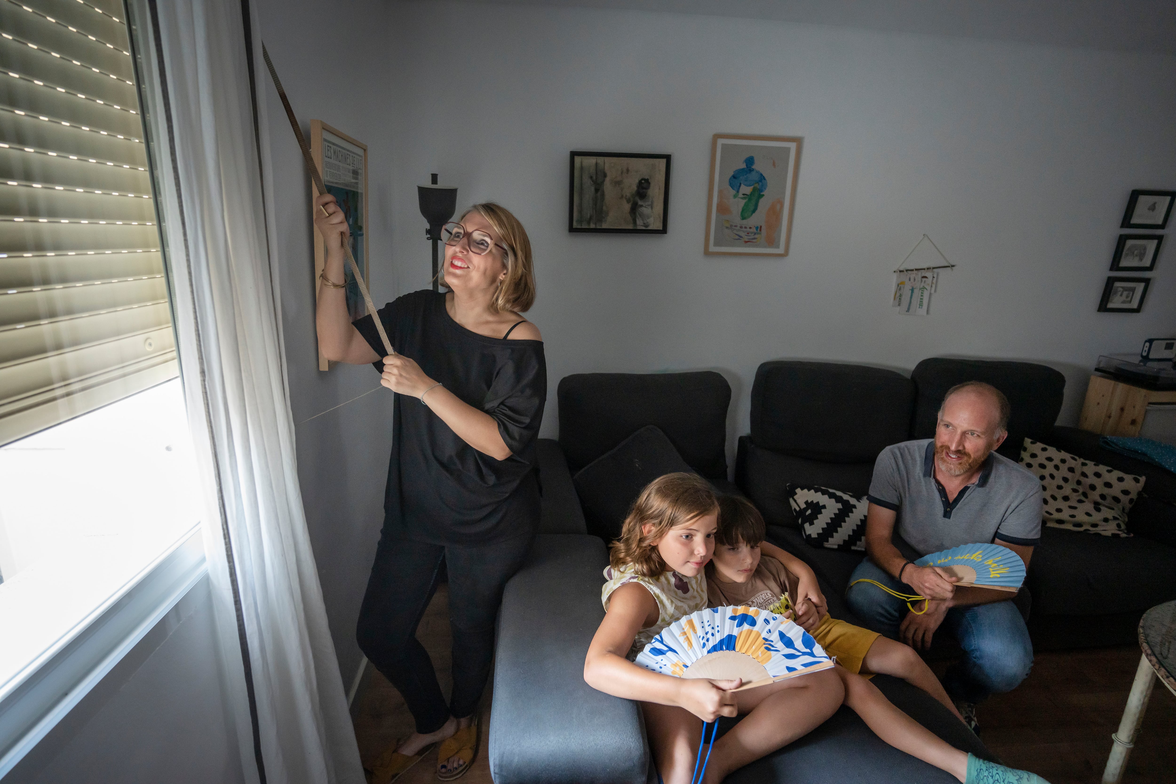La familia Fernández, en el salón de su casa de Córdoba.