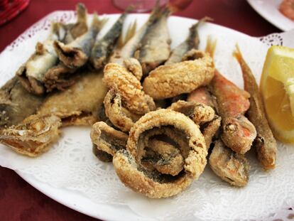 Pescado frito del restaurante Hermanos Rivero, de Huelva.