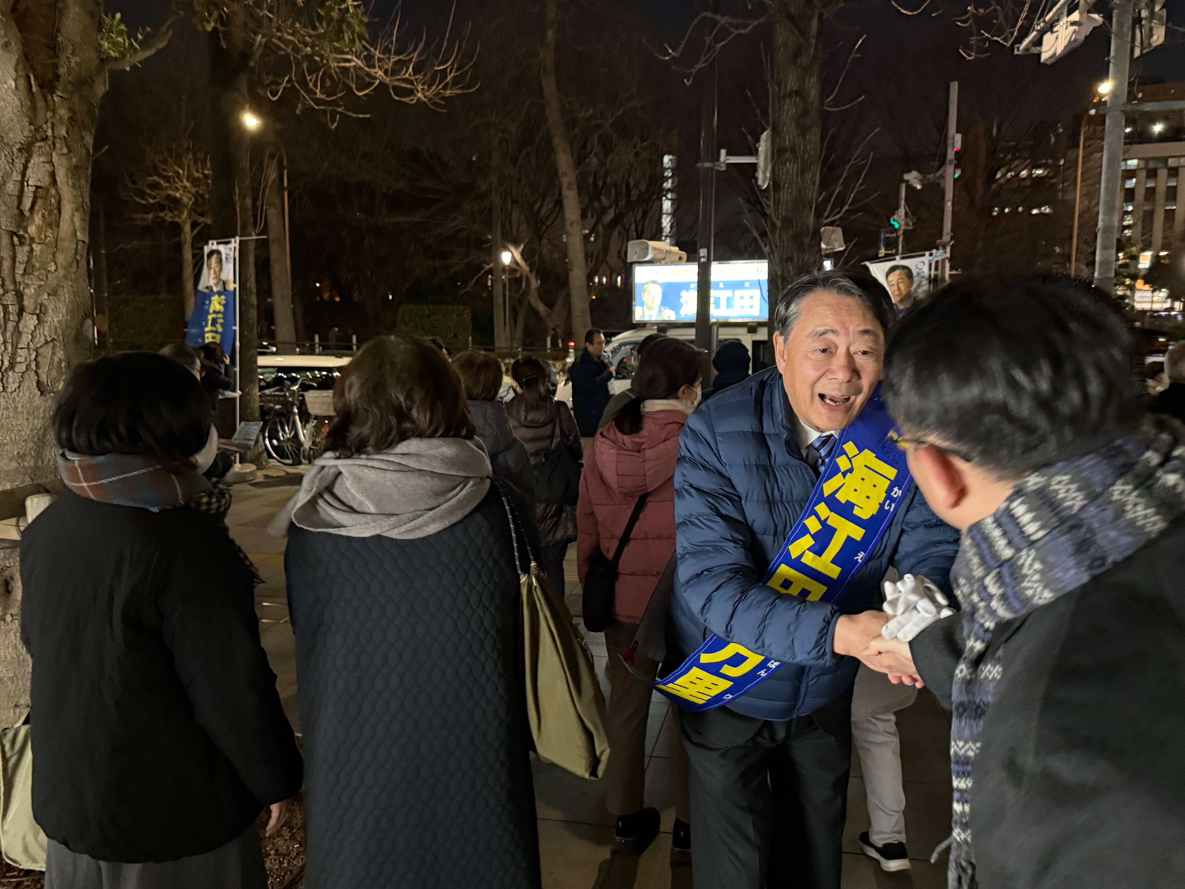 Banri Kaieda, candidato de la Alianza Reformista Centrista, saluda a los asistentes a un mitin callejero.