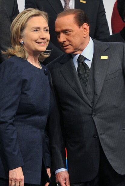 Silvio Berlusconi conversa con Hillary Clinton en Astaná.