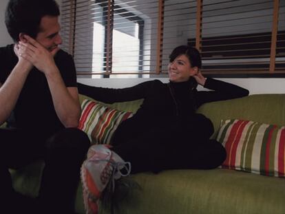 Claudia, con su pareja, Mauro, en la casa que acaban de estrenar. Ella por fin ha podido afrontar con ilusión un proyecto común de vida, tras superar las consecuencias de los abusos que sufrió con cuatro años. Hasta que no leyó un reportaje sobre el tema no fue plenamente consciente de su situación.