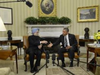 El presidente de Estados Unidos, Barack Obama (d), y el primer ministro de la India, Manmohan Singh (i), durante su reunión en el Despacho Oval en la Casa Blanca, en Washington DC, EE.UU..