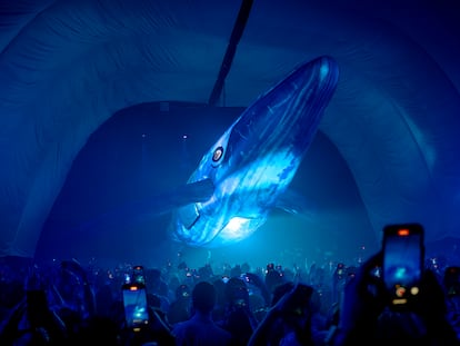 Una enorme ballena es iluminada durante el espectáculo en el Frontón México.