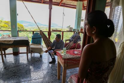 Genaro Gutiérrez y su hija Daniella en la finca familiar en Térraba.