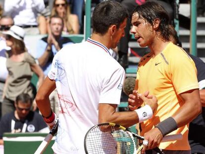 Djokovic y Nadal se saludan tras la final de Montecarlo.