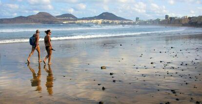 Turistas en una playa de Gran Canaria.