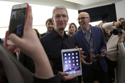 Tim Cook, consejero delegado de Apple, muestra el nuevo iPad